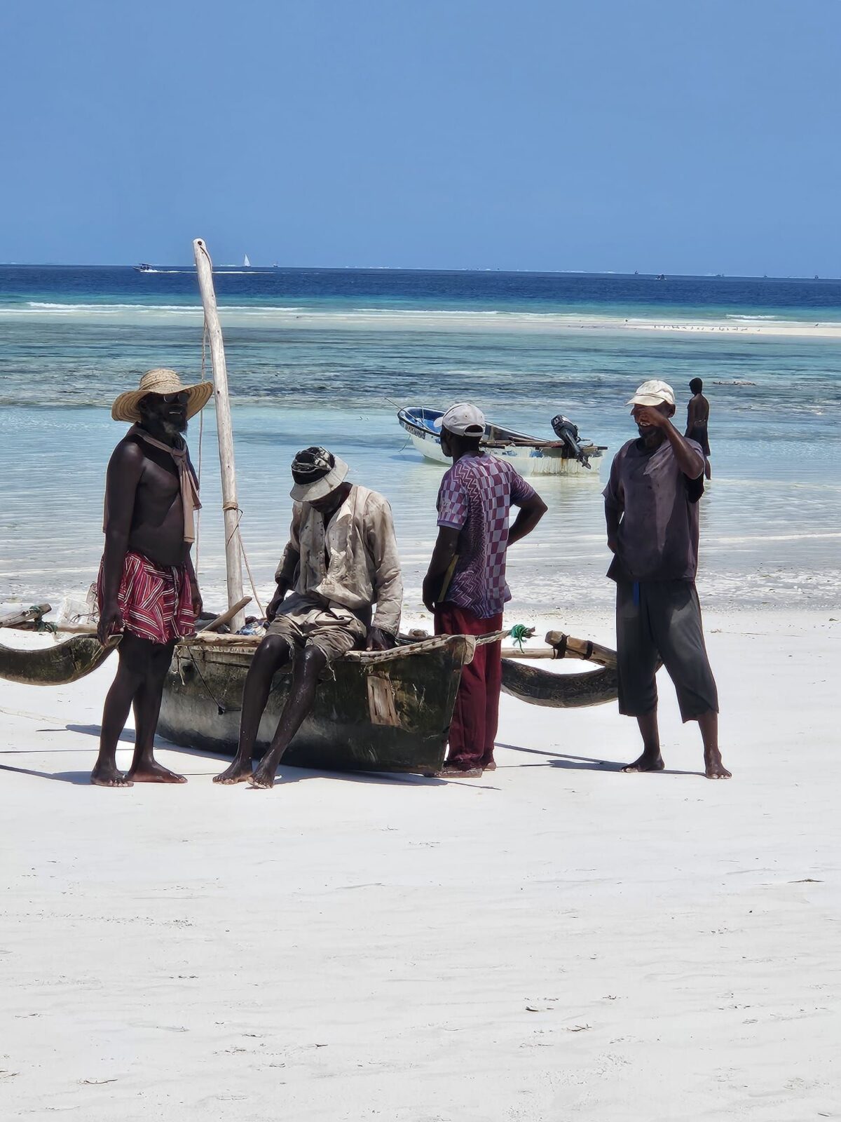 Mare cristallino e spiaggia bianca a Zanzibar durante il tour