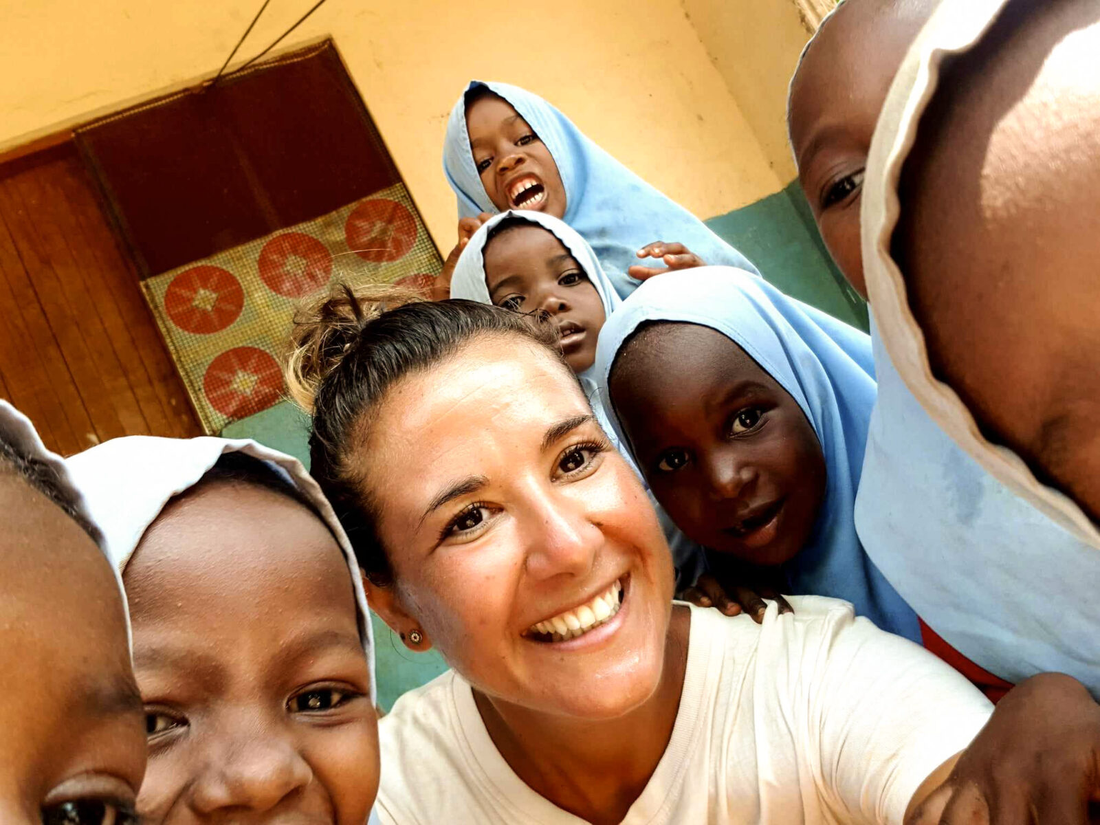 Scena di vita quotidiana con bambini a Zanzibar