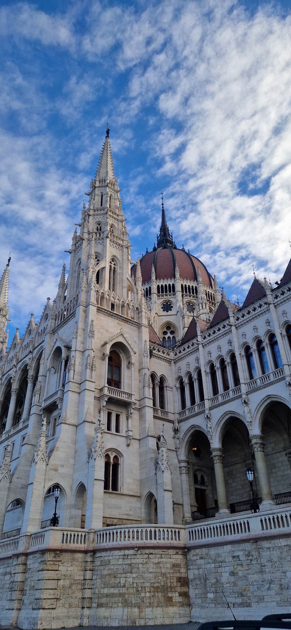 vista sul parlamento a budapest